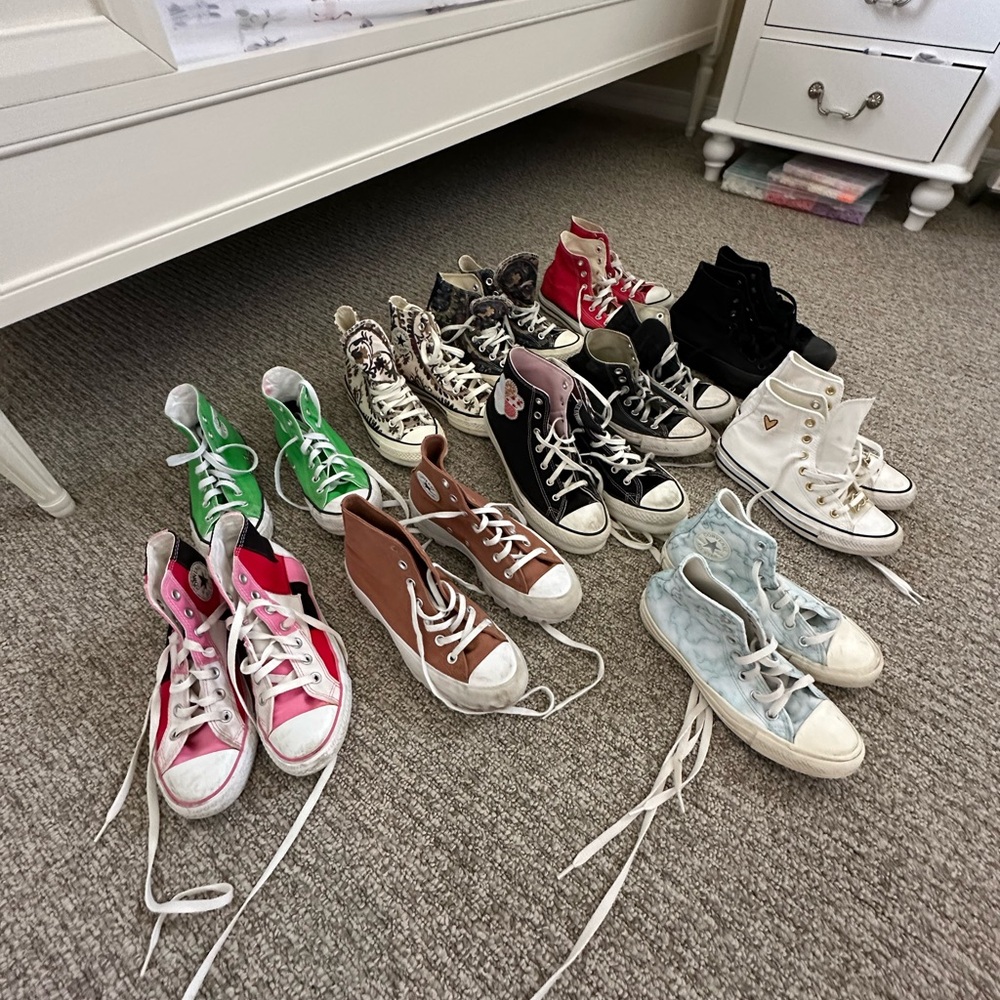 Girls Converse. Gently used